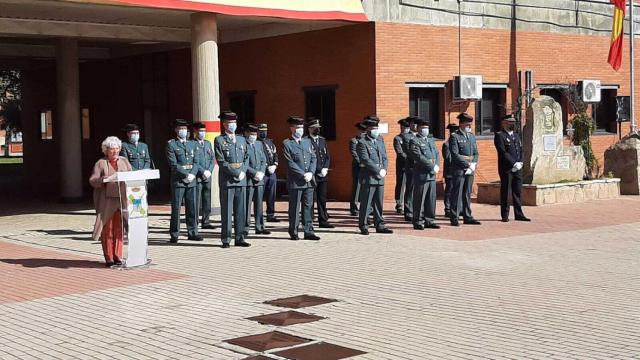 Encarnación Pérez, durante su intervención en el patio de la Comandancia de la Guardia Civil