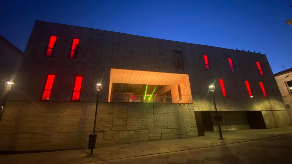 El edificio de la Diputación de Zamora luce los colores de la bandera nacional