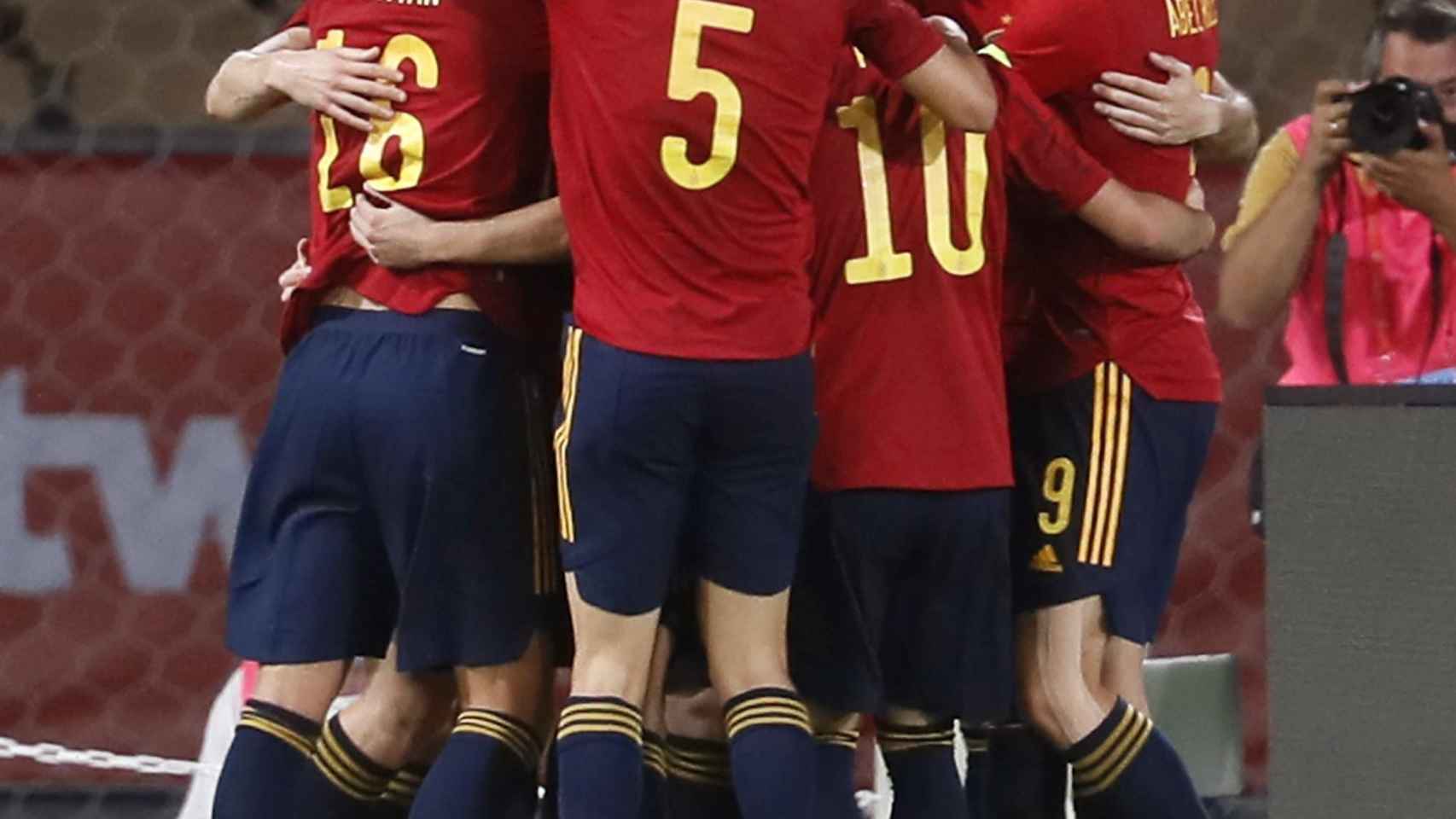 Piña de los jugadores de la selección española sub21 para celebrar el gol de Sergio Gómez