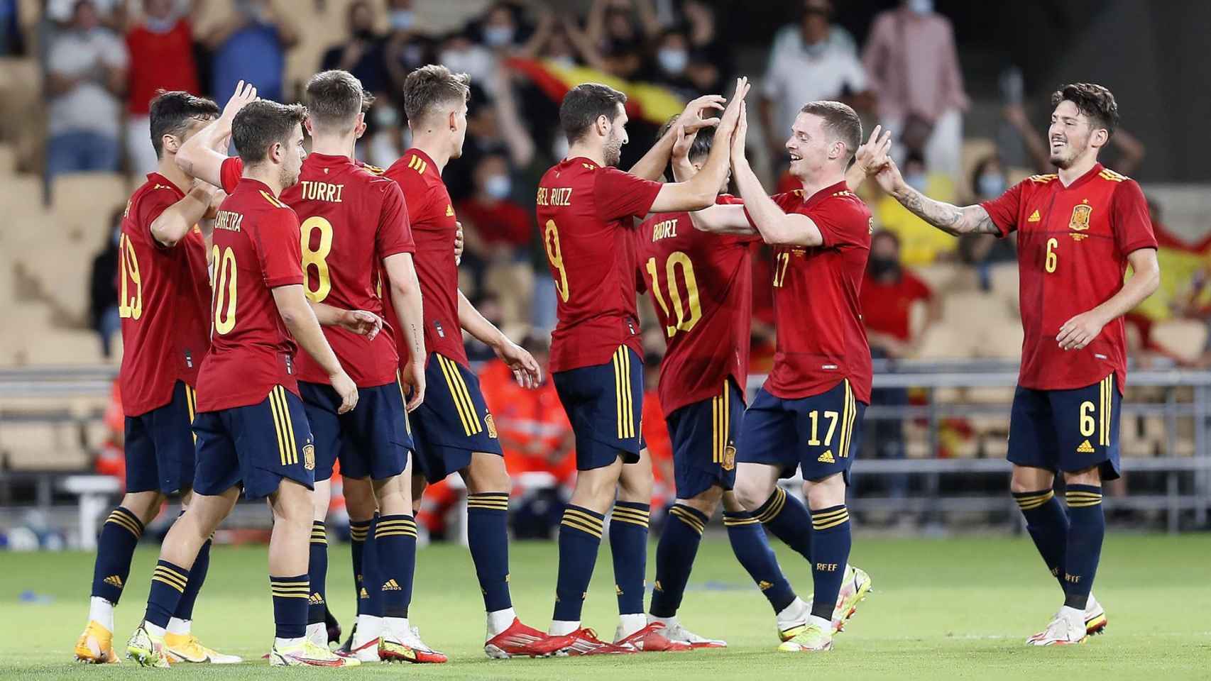 Piña de los jugadores de la selección española sub21 para celebrar el gol de Abel Ruiz