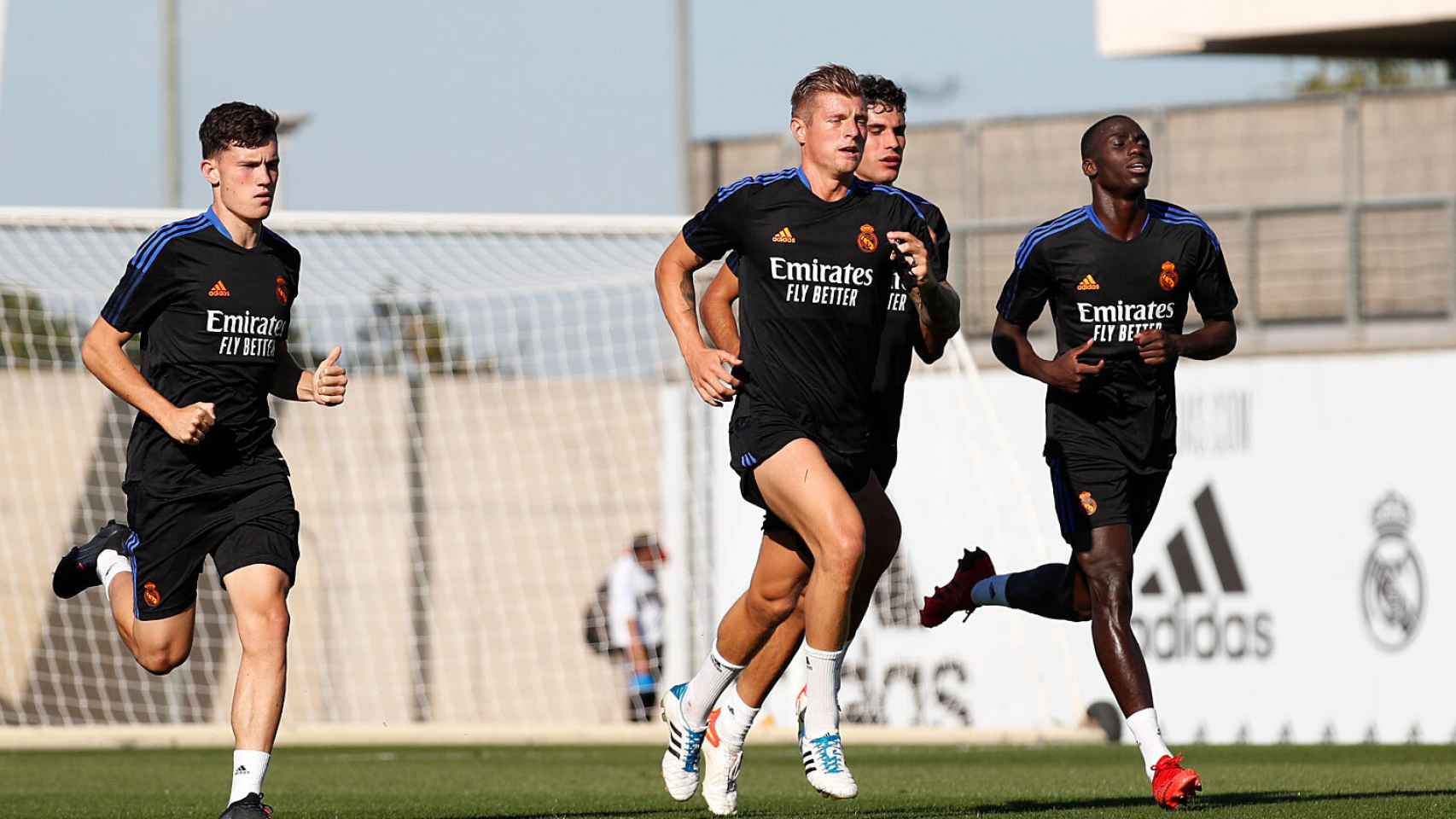 Kroos, Vallejo y Ferland Mendy, en el entrenamiento del Real Madrid