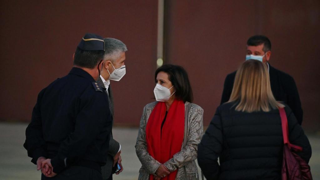 Robles conversa con Grande-Marlaska a su llegada al recibimiento al avión procedente de Islamabad.