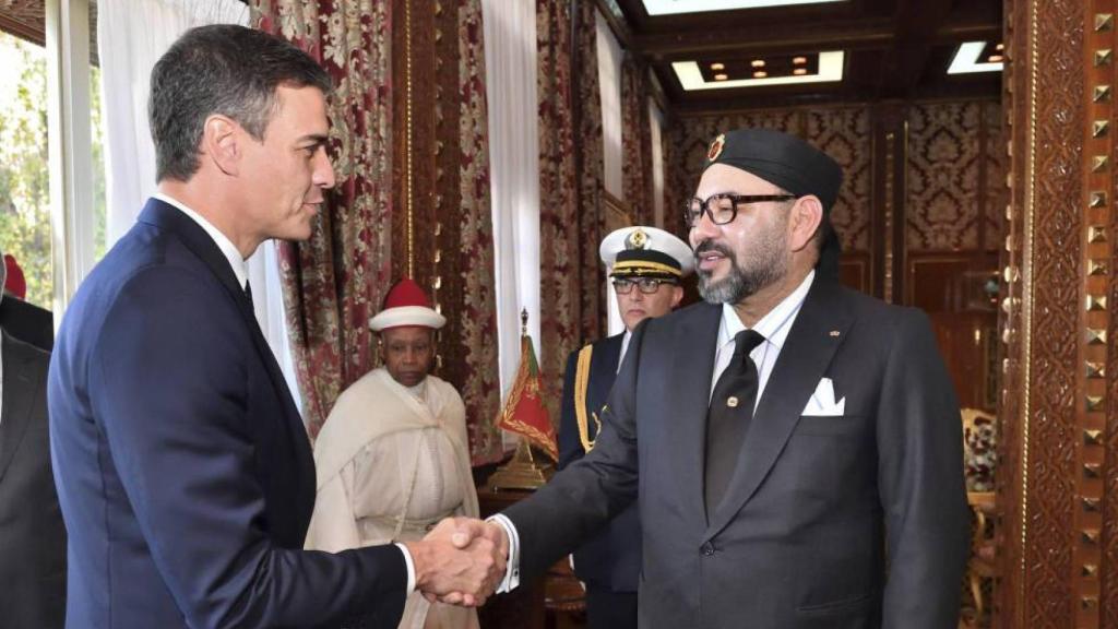 Mohamed VI saluda a Pedro Sánchez, en un encuentro celebrado en 2018 en Rabat.