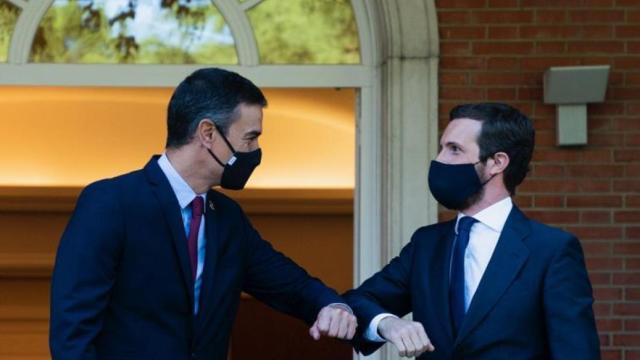 Pedro Sánchez y Pablo Casado se saludan a la entrada de la Moncloa.