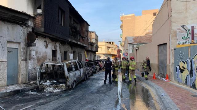 Bomberos de Molina de Segura, este martes, en la calle  San Esteban.