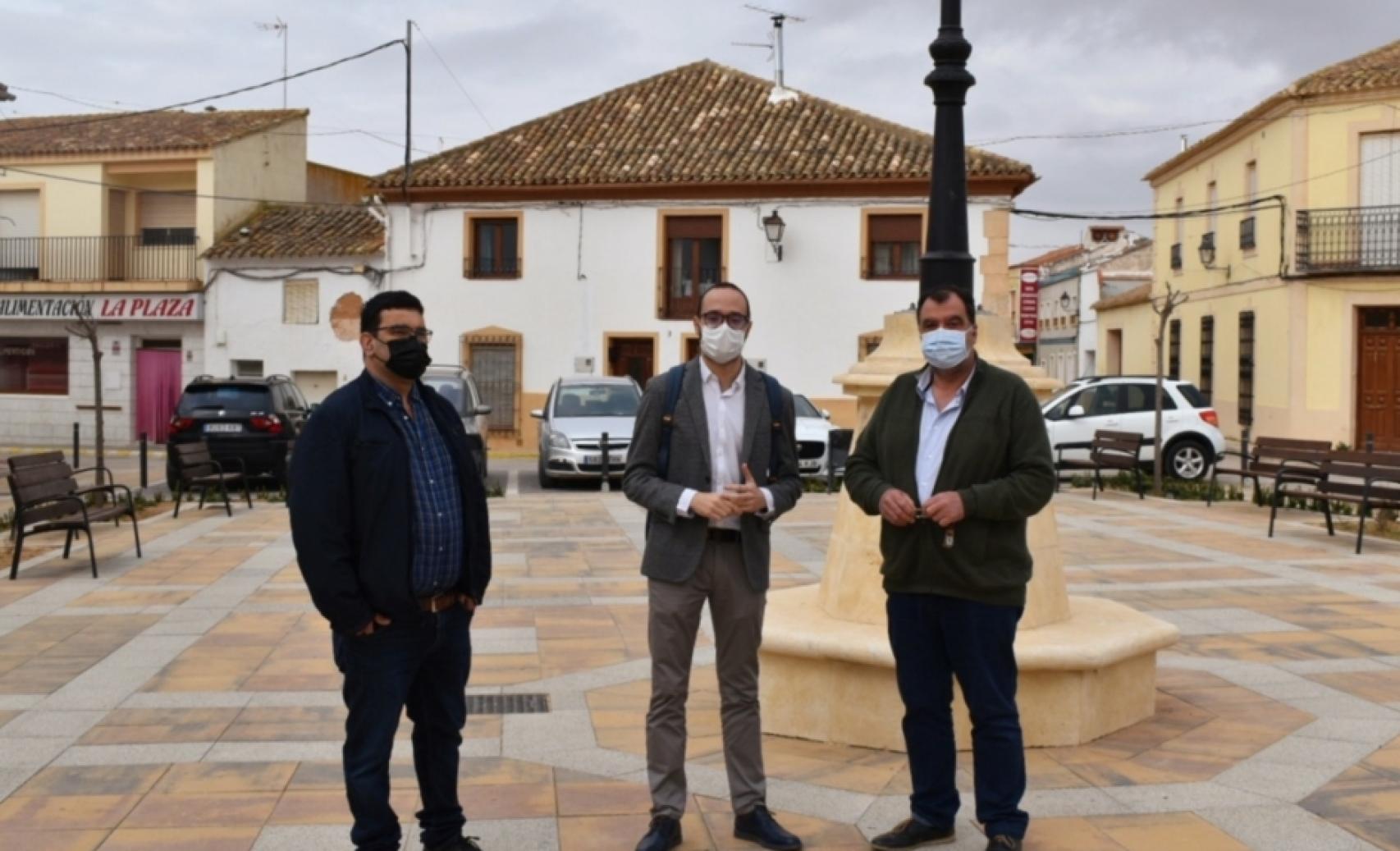 Miguel Escobar, teniente de alcalde; Fran Valera, vicepresidente de la Diputación, y José Luis Martínez, alcalde de Villalgordo, en la plaza.