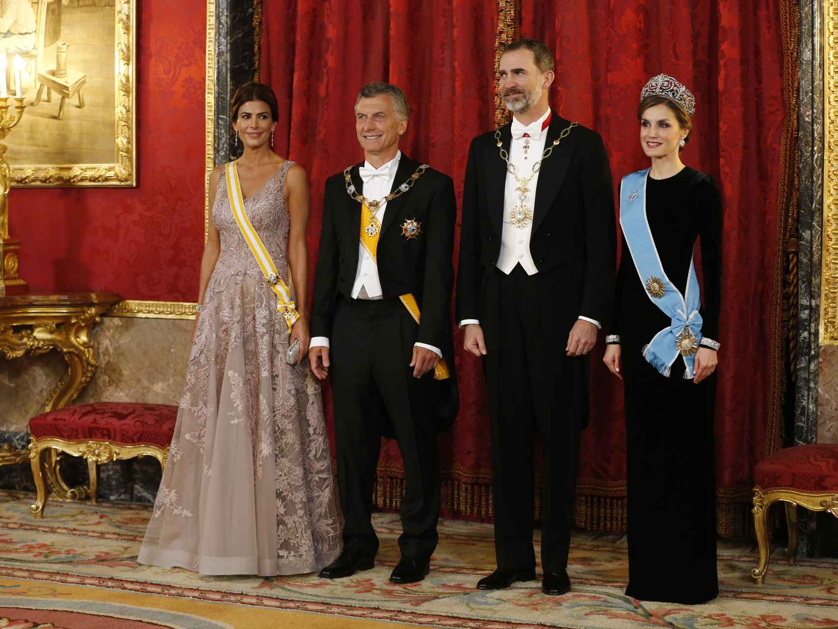 La reina Letizia con vestido de terciopelo negro de Felipe Varela para recibir, junto al Rey, a Mauricio Macri y Juliana Awada.