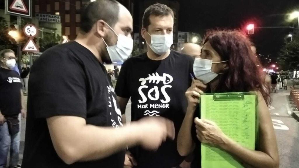 El alcalde de Los Alcázares, Mario Cervera, junto a la catedrática Teresa Vicente promotora de la ILP por el Mar Menor.