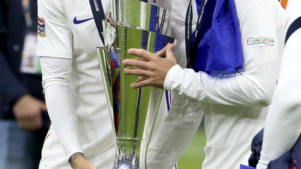 Lucas Hernández, con la copa de la Nations League junto a Antoine Griezmann