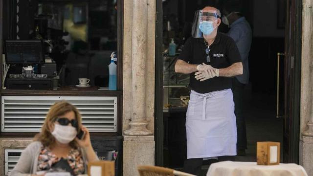 Un camarero en la puerta de un bar, en imagen de archivo.