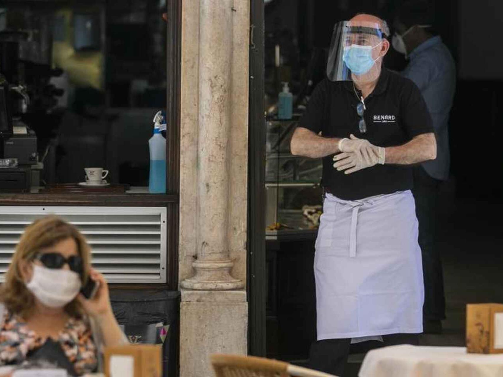 Los restaurantes y hoteles no encuentran camareros para recuperar la  actividad en la Comunidad Valenciana