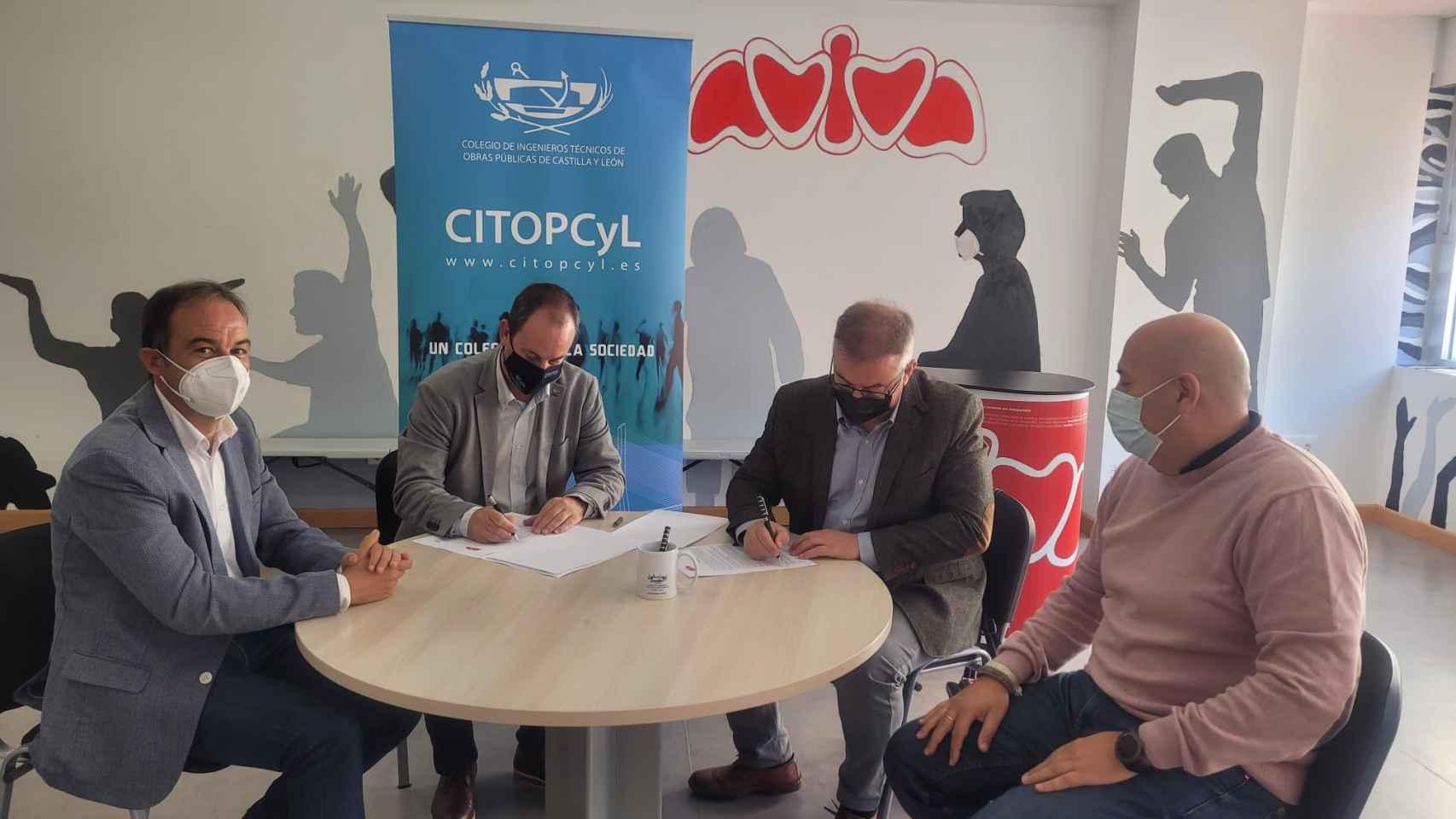 Firma del convenio entre Aviva y los ingenieros técnicos de obras públicas de CyL