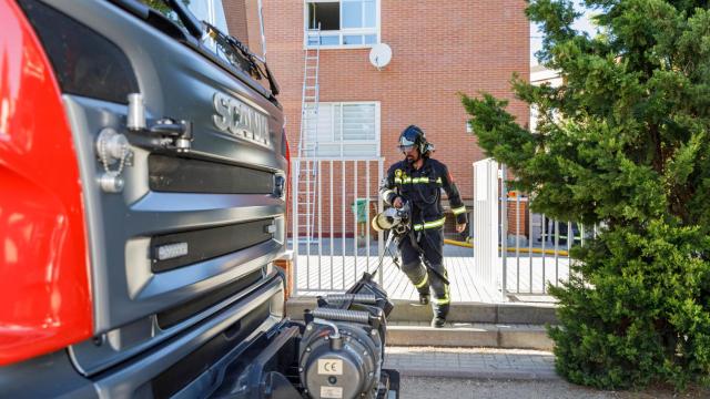 Nacho Valverde / ICAL . Un incendio en la Calle El Parque del barrio del barrio de la Albuera, moviliza a bomberos y policías