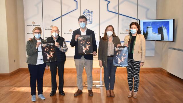 El diputado, David Esteban, junto a la alcaldesa de Torrelobatón, Natividad Casares,  y los participantes en la presentación