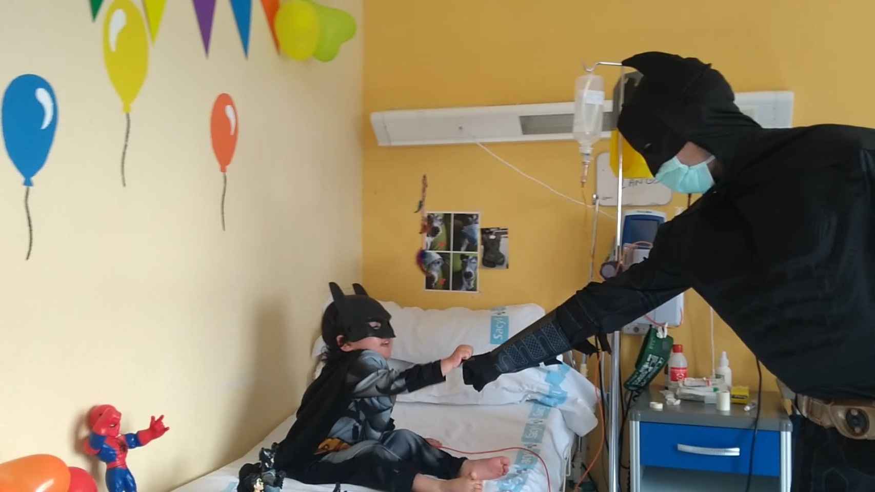 'Batman' visita a Lucas en el hospital Clínico Universitario de Valladolid