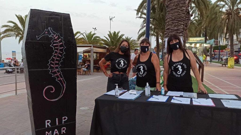 Un grupo de voluntarias de la Plataforma ILP recogiendo firmas por el Mar Menor.