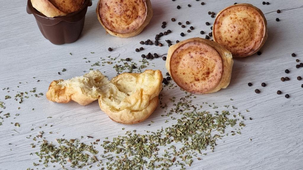 Popovers de pimienta negra y queso cheddar, otra opción de pan