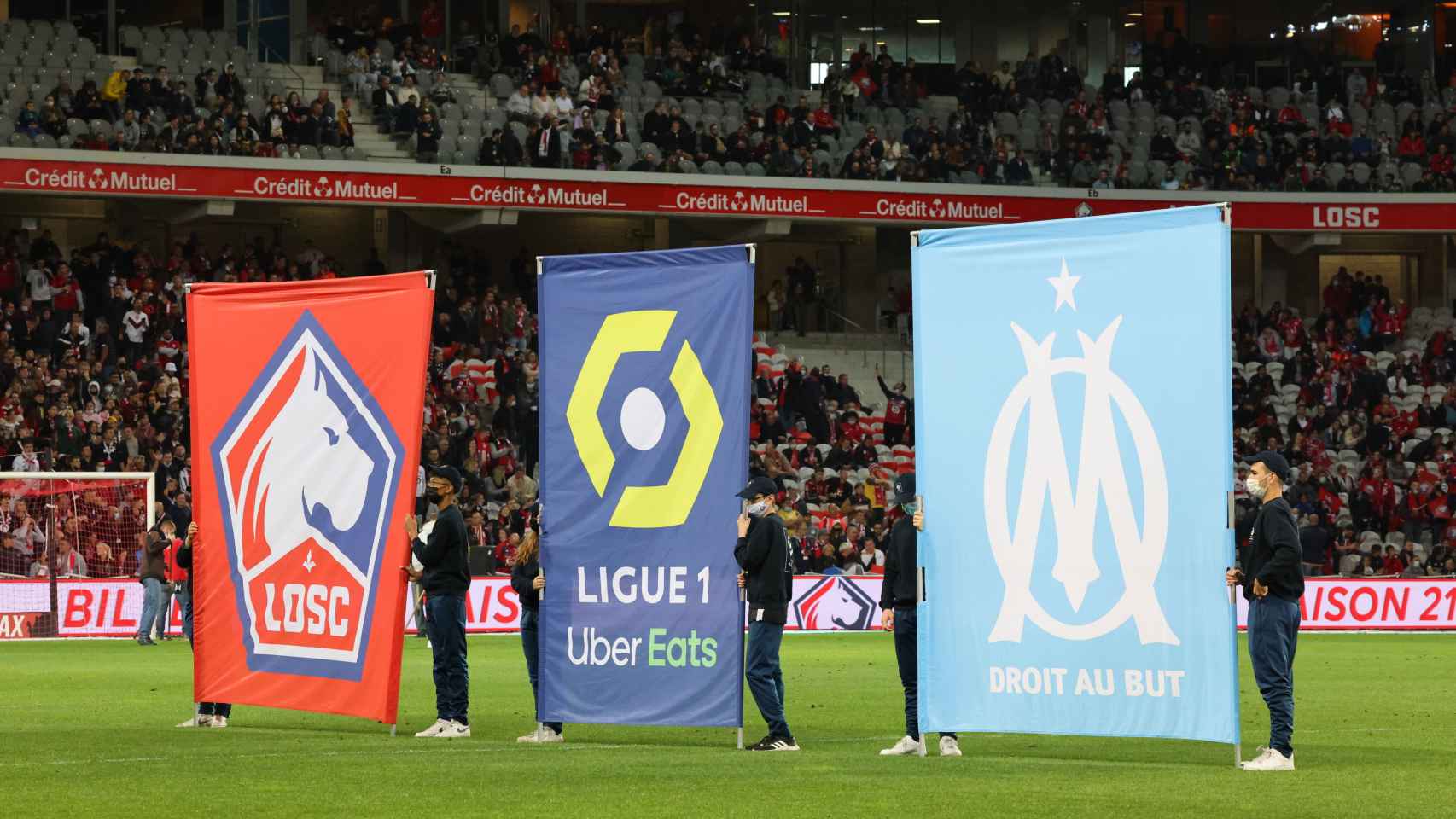 El logo de la Ligue-1, entre los escudos del Lille y el Marsella