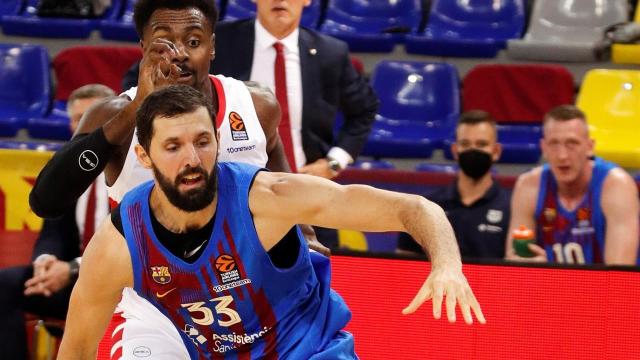 Nicola Mirotic ante Livio Jean-Charles, en el Barcelona - Olympiacos de la Euroliga 2021/2022