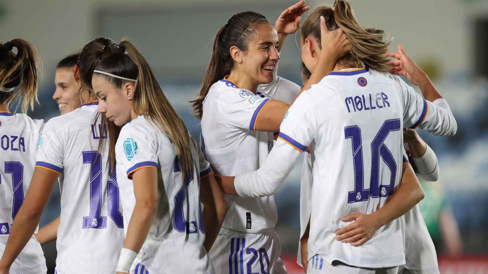 Piña de los jugadoras del Real Madrid Femenino para celebrar un gol en la Women's Champions League 2021/2022