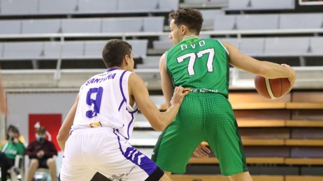 Fabio Santana defiende a Devon Van Oostrum. Foto: cbalmansa.es