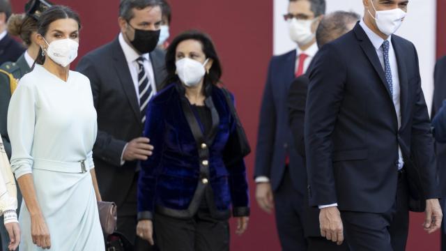 La Reina, Margarita Robles y Pedro Sánchez momentos antes del desfile del 12-O.