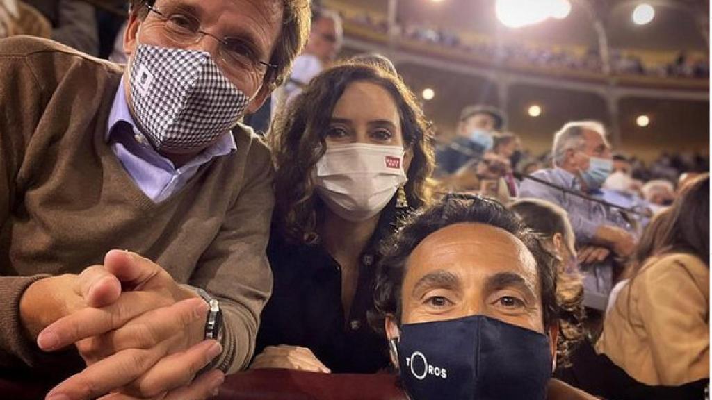 Isabel Díaz Ayuso se fotografía junto al alcalde de Madrid, José Luis Martínez-Almeida, y al periodista David Casas.