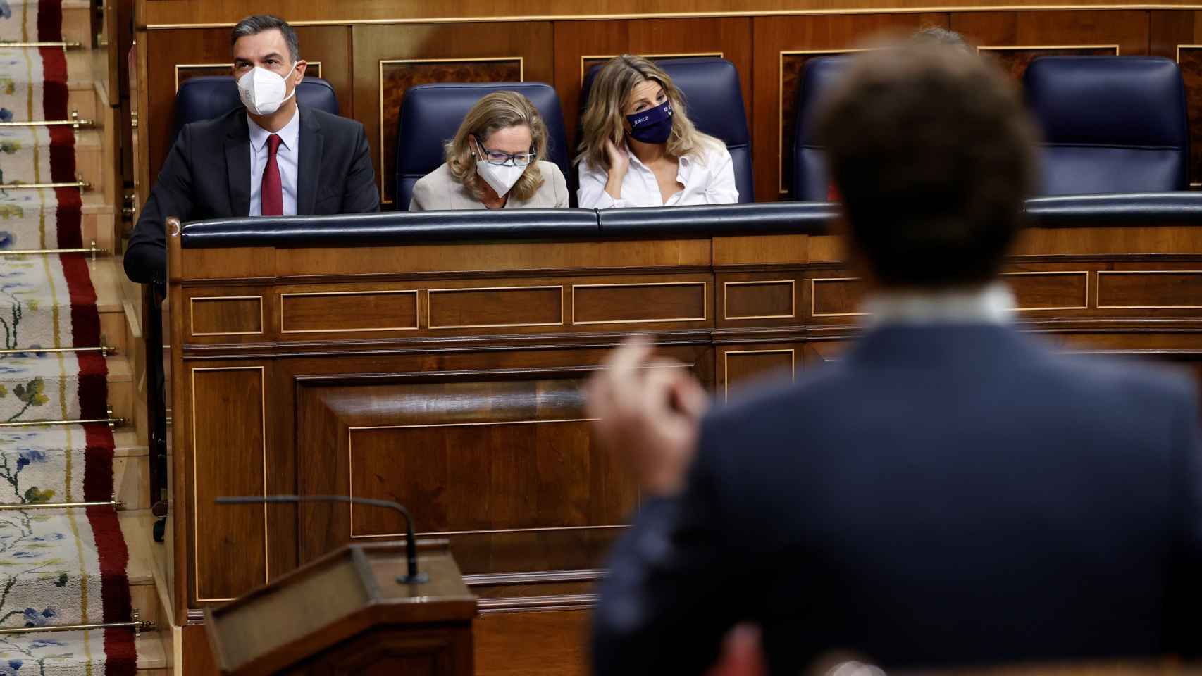 Sánchez y Casado (de espaldas) este miércoles en el pleno parlamentario.