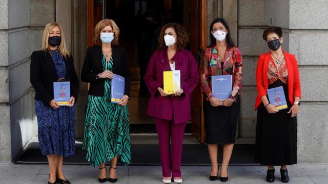 La ministra de Hacienda, María Jesús Montero, posa junto a la secretaria de Estado de Función Pública, Lidia Sánchez; la secretaria de Estado de Hacienda, Inés Bardón; la secretaria de Estado de Presupuestos, María José Gualda y a la subsecretaria de Hacienda y Función Pública, Pilar Paneque.