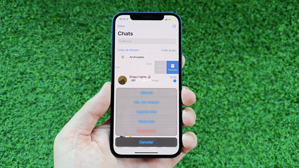 Los ajustes para 'exportar un chat' en iPhone.