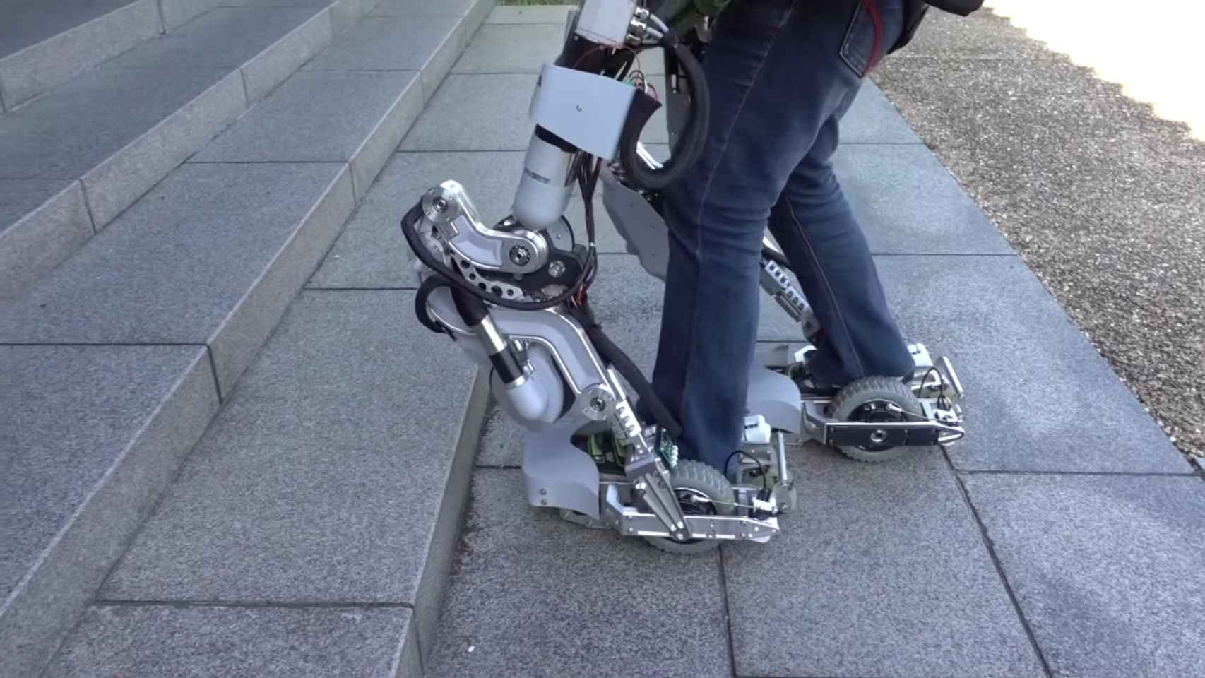El exoesqueleto permite desde transportar objetos pesados hasta subir escaleras.
