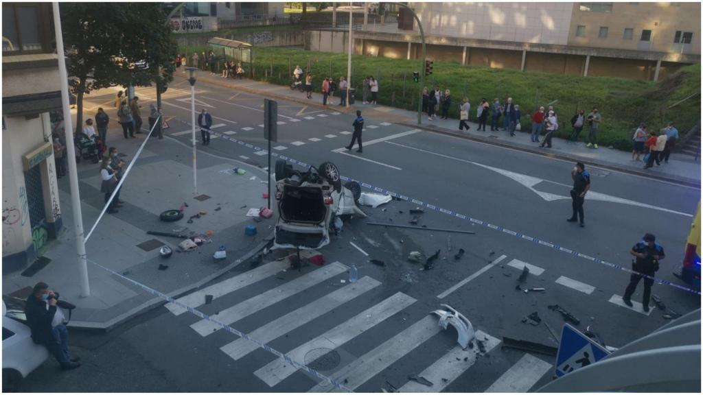 Uno de los coches siniestrados volcado en la calle Caballeros.