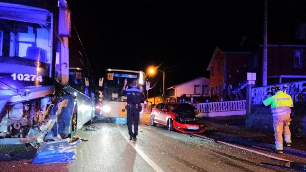 La colisión entre el autobús y un coche en Oleiros.