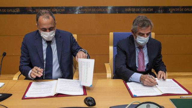 El conselleiro de Sanidade, Julio García Comesaña, y el director general del Hospital Clínic de Barcelona, Josep María Campistol Plana