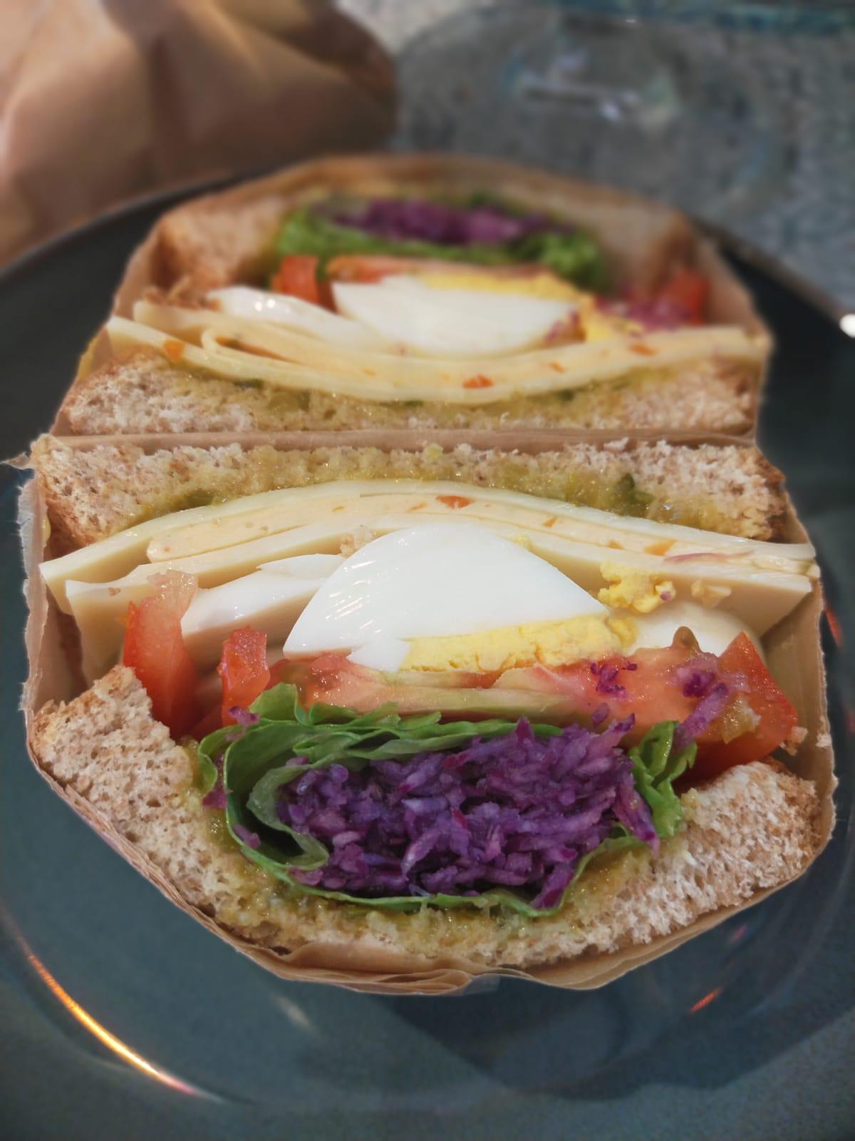 Sandwich al estilo tonkastsu veggie.