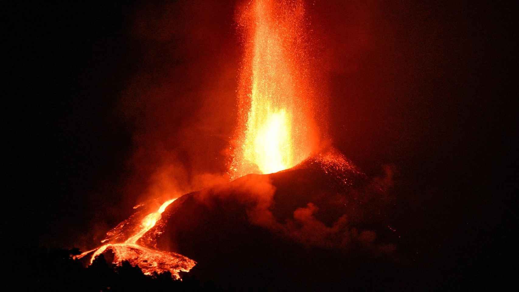 El volcán de Cumbre Vieja en La Palma, en erupción.