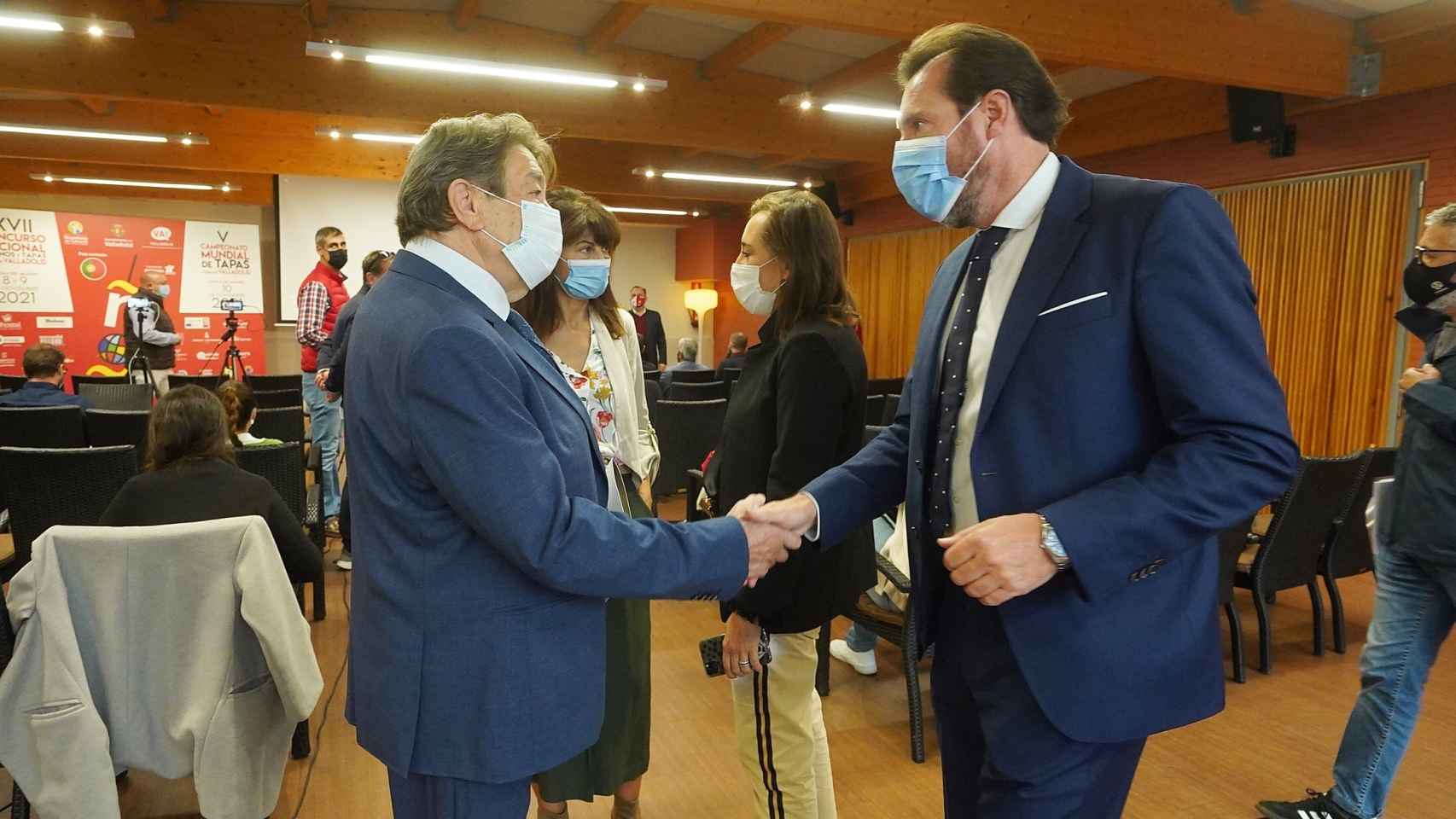Óscar Puente saluda al director técnico del Concurso Nacional, Luis Cepeda