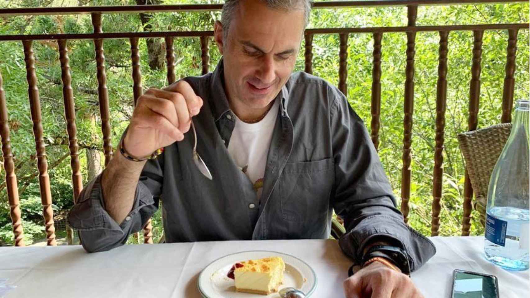El secretario general de Vox, Javier Ortega Smith, comiendo una tarta.