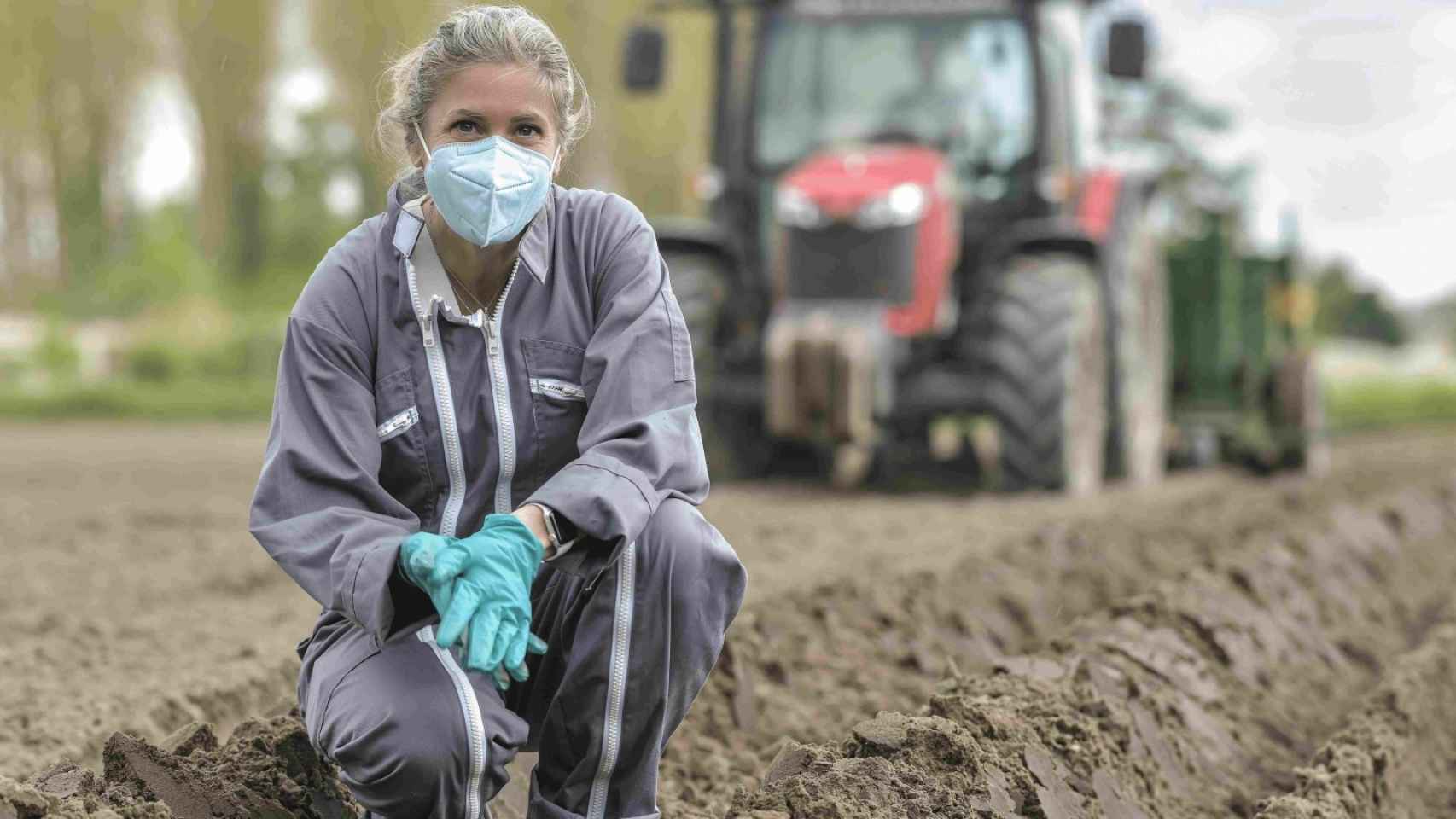 Mujer rural trabajando en el campo.