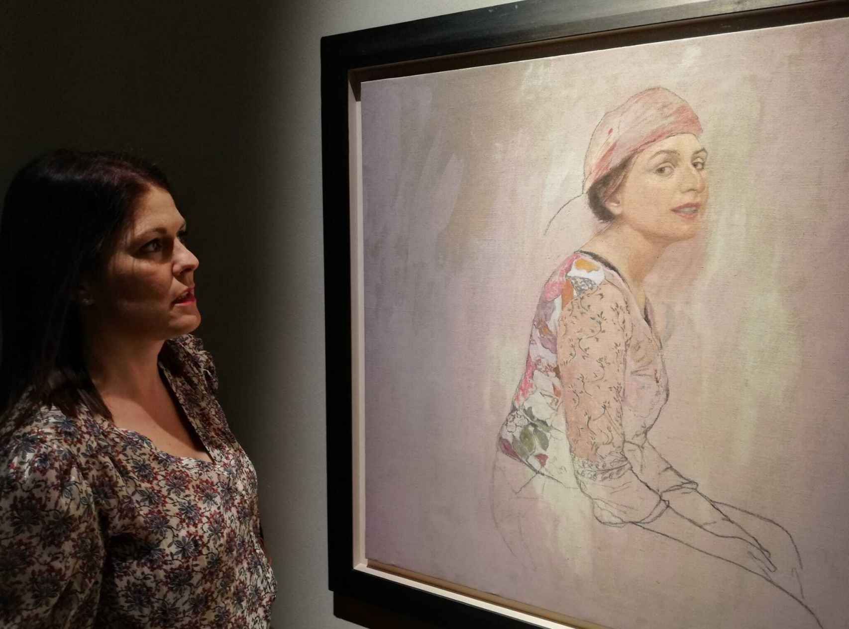 La concejala de cultura, Noelia Losada, posa con el retrato de Gracia Mendes.