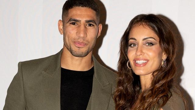 Achraf Hakimi e Hiba Abouk, en un desfile en Milán.