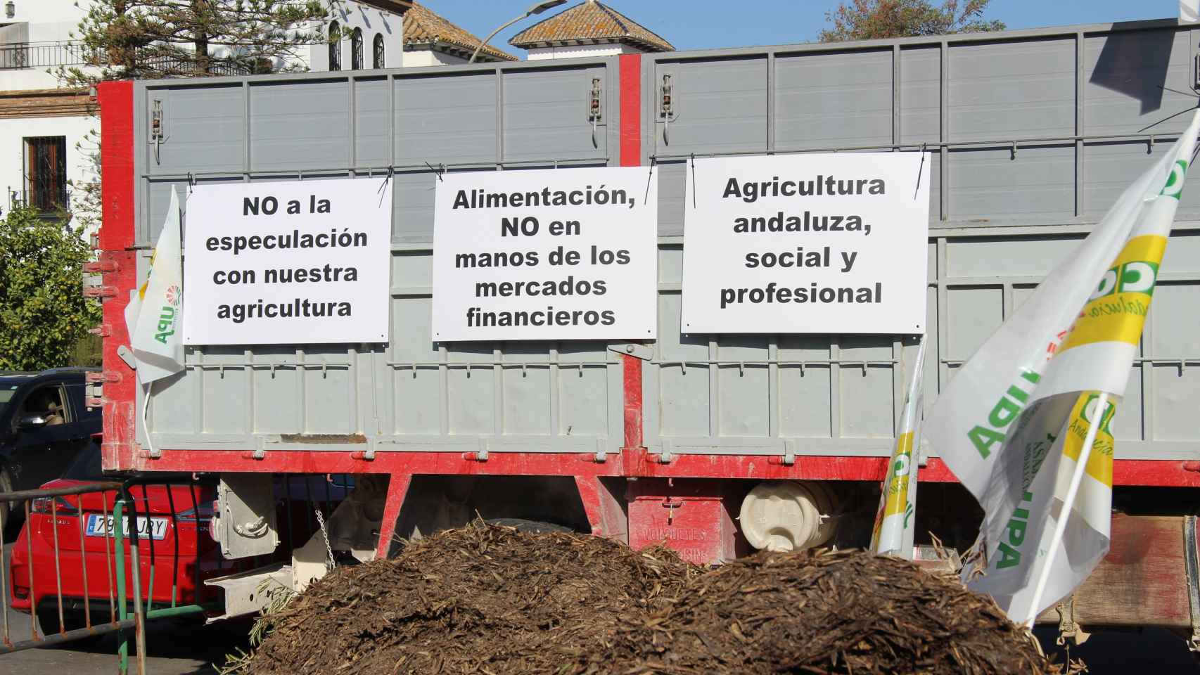 Carteles con reivindicaciones de los agricultores andaluces.