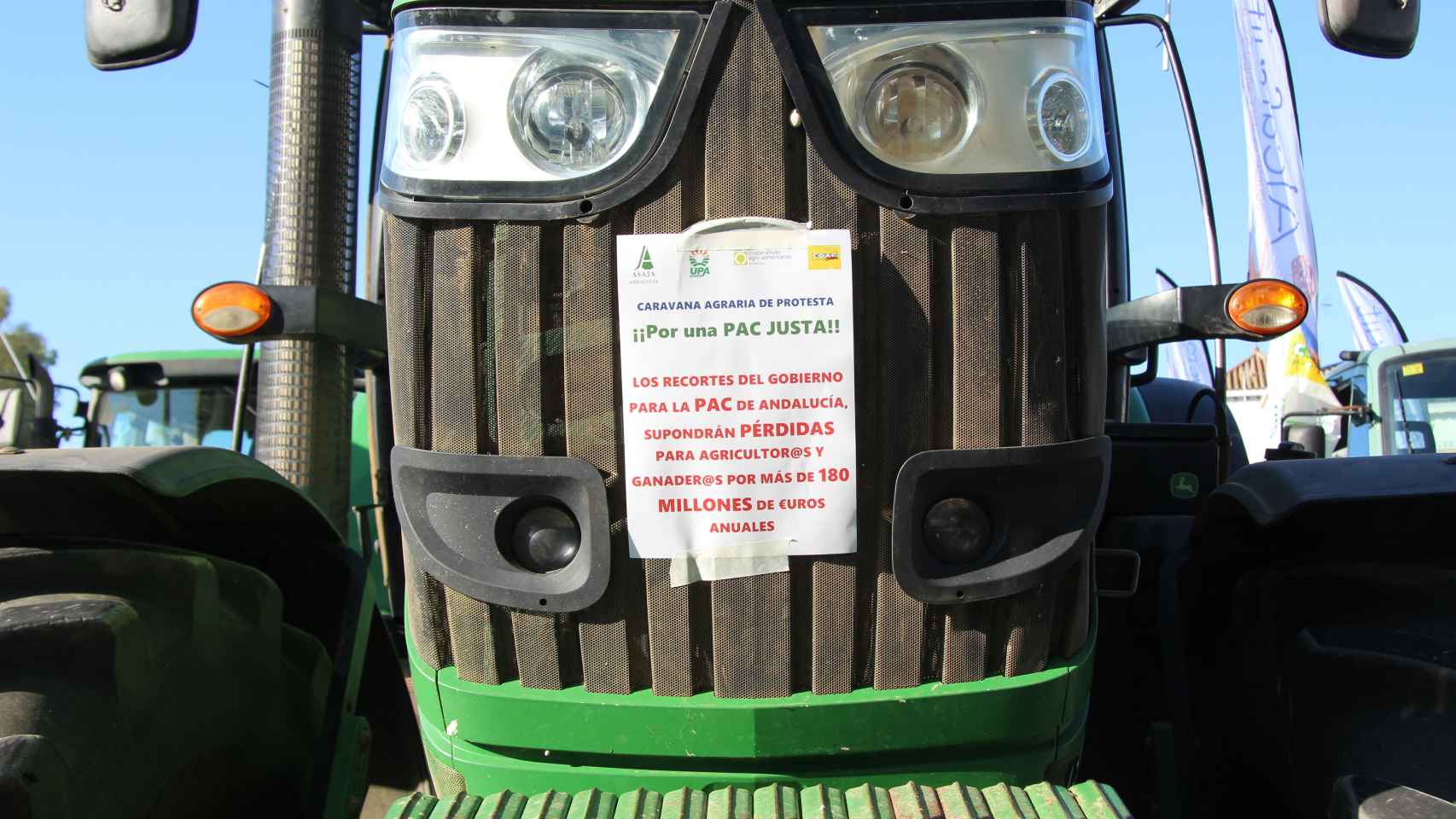 Un tractor con un cartel que pide una PAC más justa