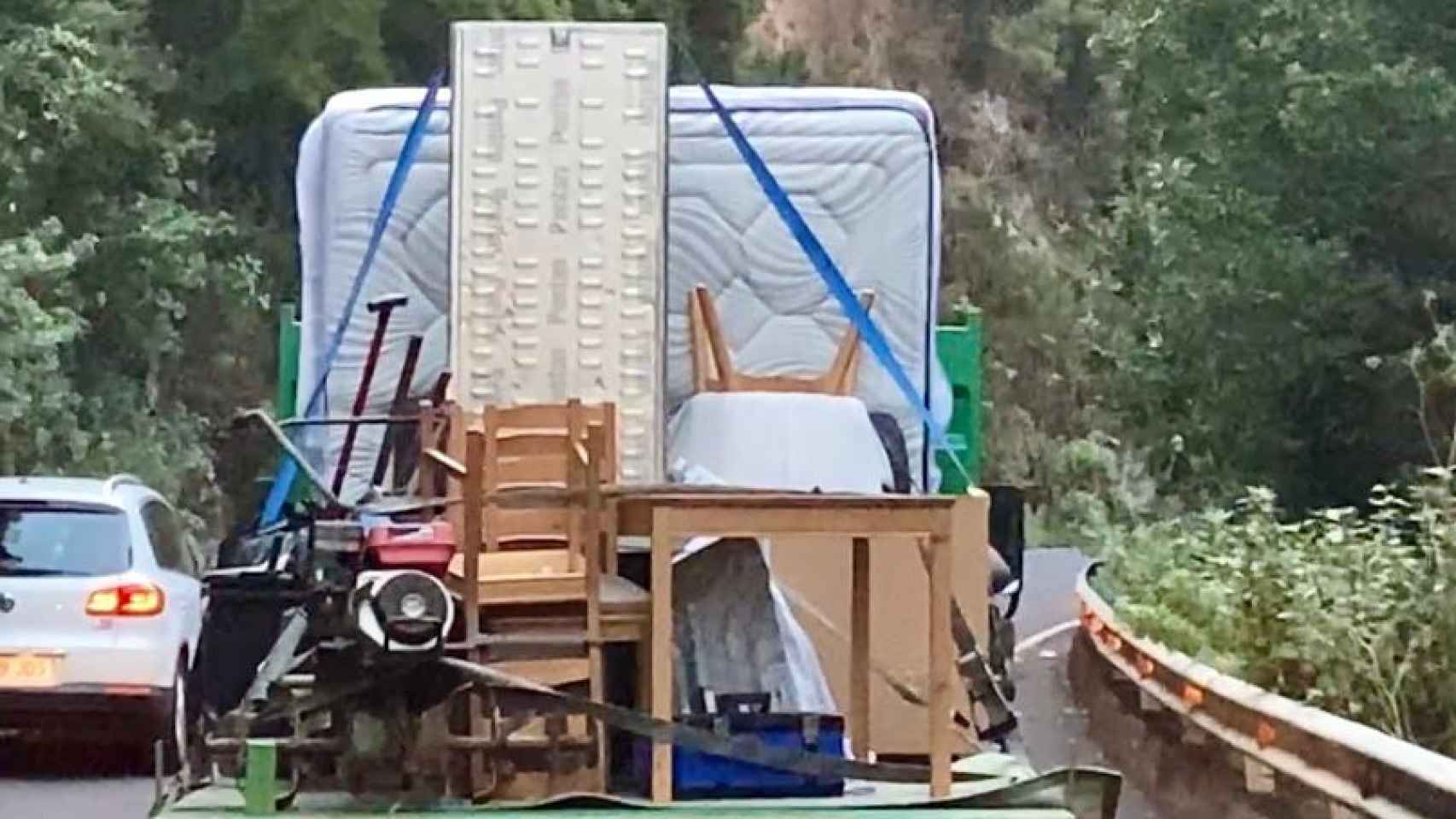 Un camión que transportaba lo que los vecinos sacaban de sus casas.