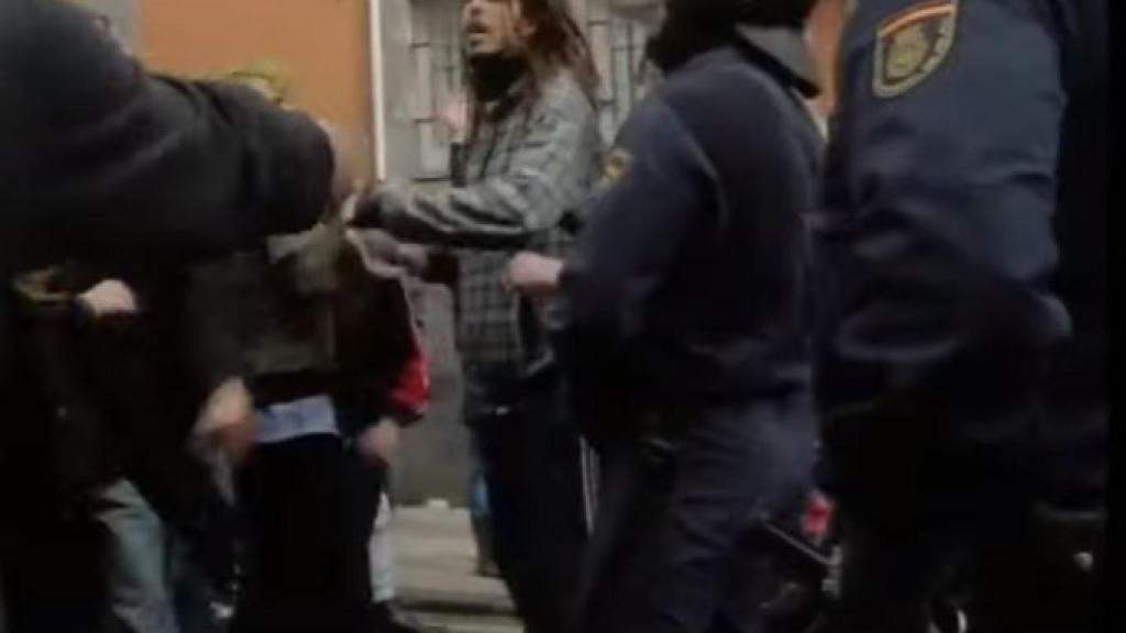 Alberto Rodríguez, en uno de los fotogramas de los videos aportados por la Policía./