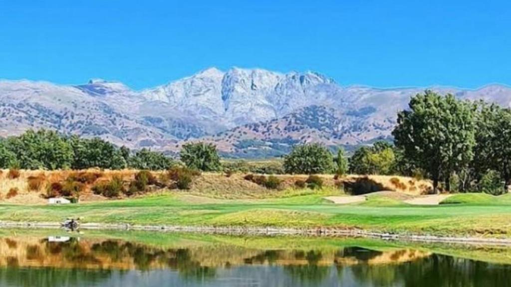 Imagen del campo de Golf Candeleda a los pies del pico Almanzor