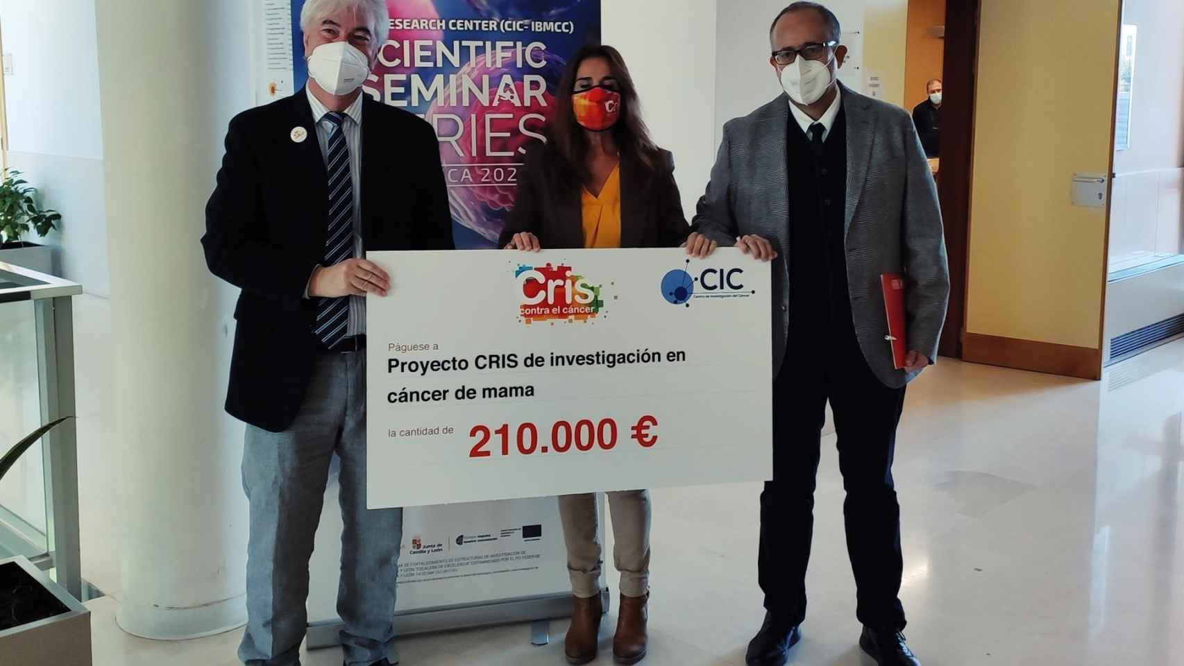 Atanasio Pandiella, Marta Cardona y José Miguel Mateos muestran el cheque de 210.000 euros donados por la Fundación CRIS a los investigadores del CIC salmantino