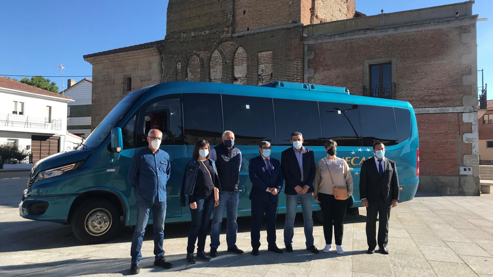 El viceconsejero de Infraestructuras y Emergencias de la Junta de Castilla y León en Salamanca, José Luis Sanz Merino, acompañado del delegado territorial, Eloy Ruiz, ha presentado hoy en Villoria el Bono Rural de Transporte gratuito