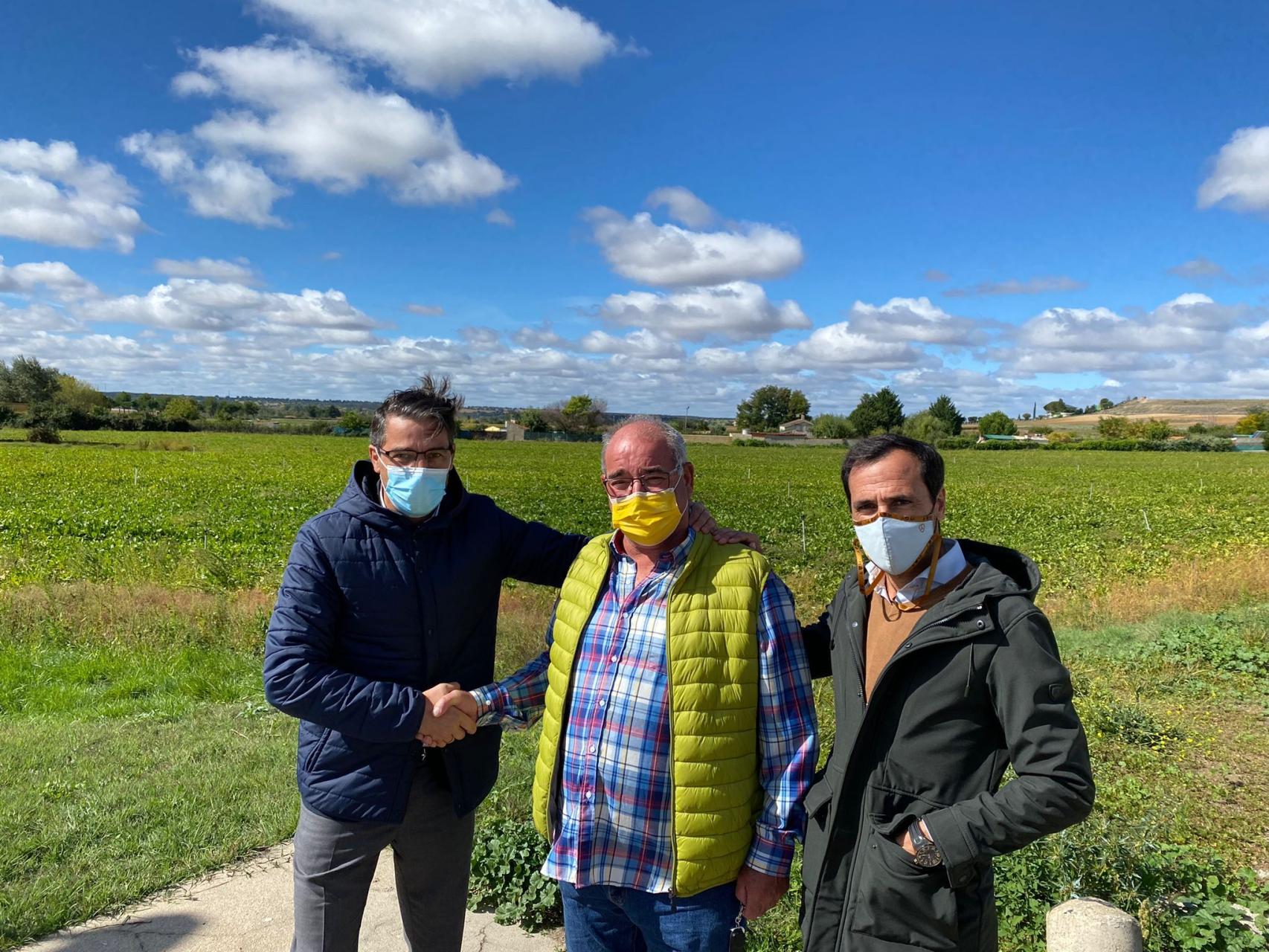 El alcalde de Villamayor, Ángel Peralvo, junto al ex propietario, y el concejal de Deportes, Salvador Ruano