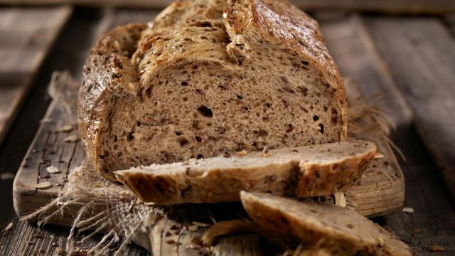 Un rebanada de pan cortada de la hogaza.